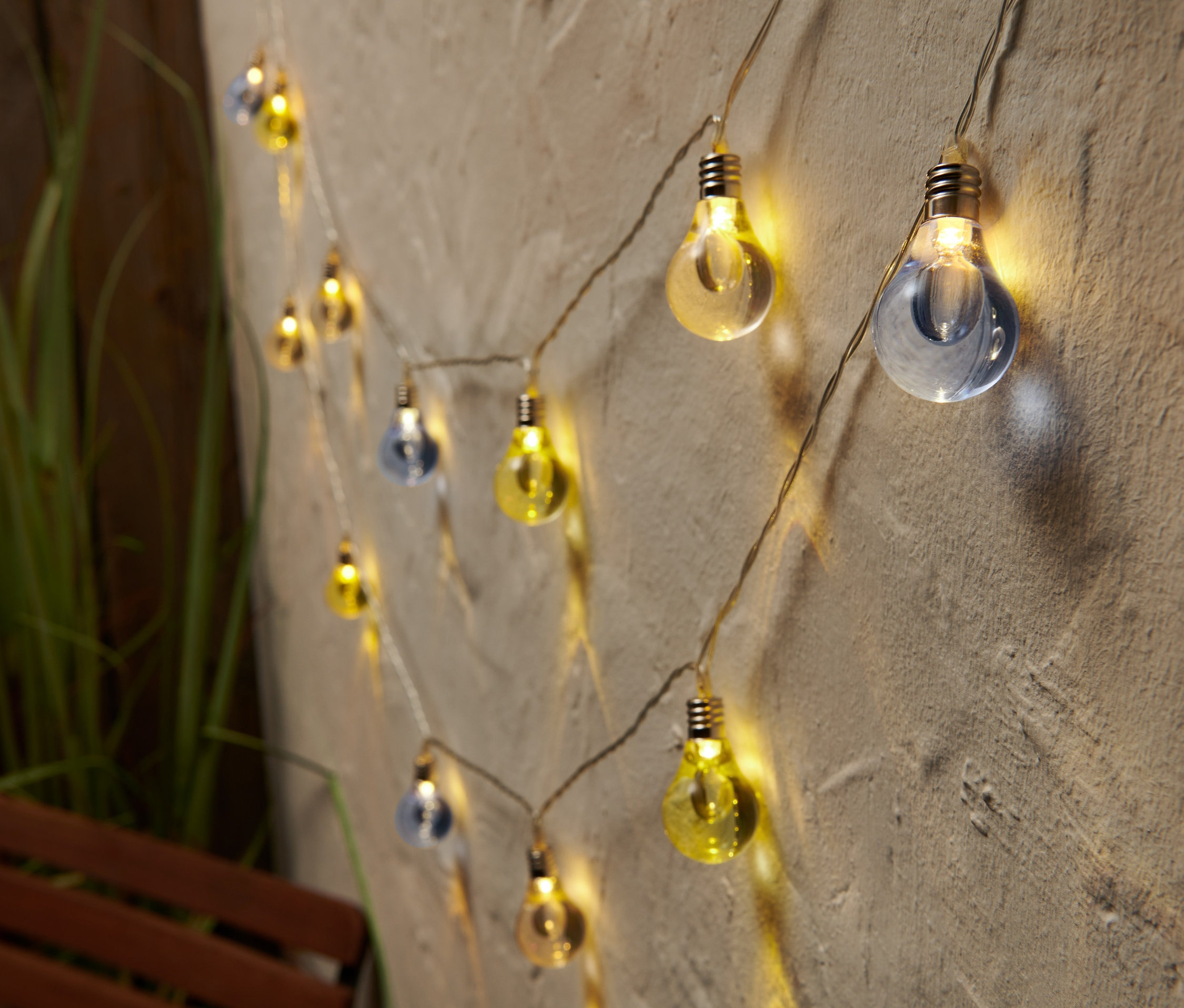 Duvarda mavi ve sarı ampulleri olan LED Işık Zinciri.