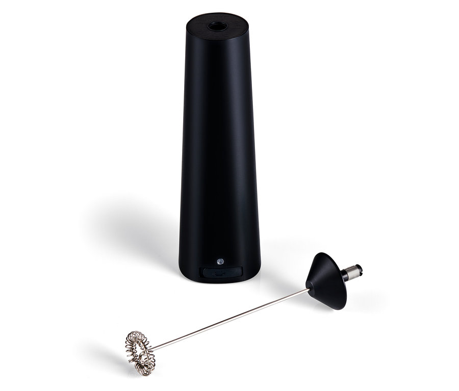 Çırpma başlığıyla birlikte siyah şarjlı süt köpürtücü.