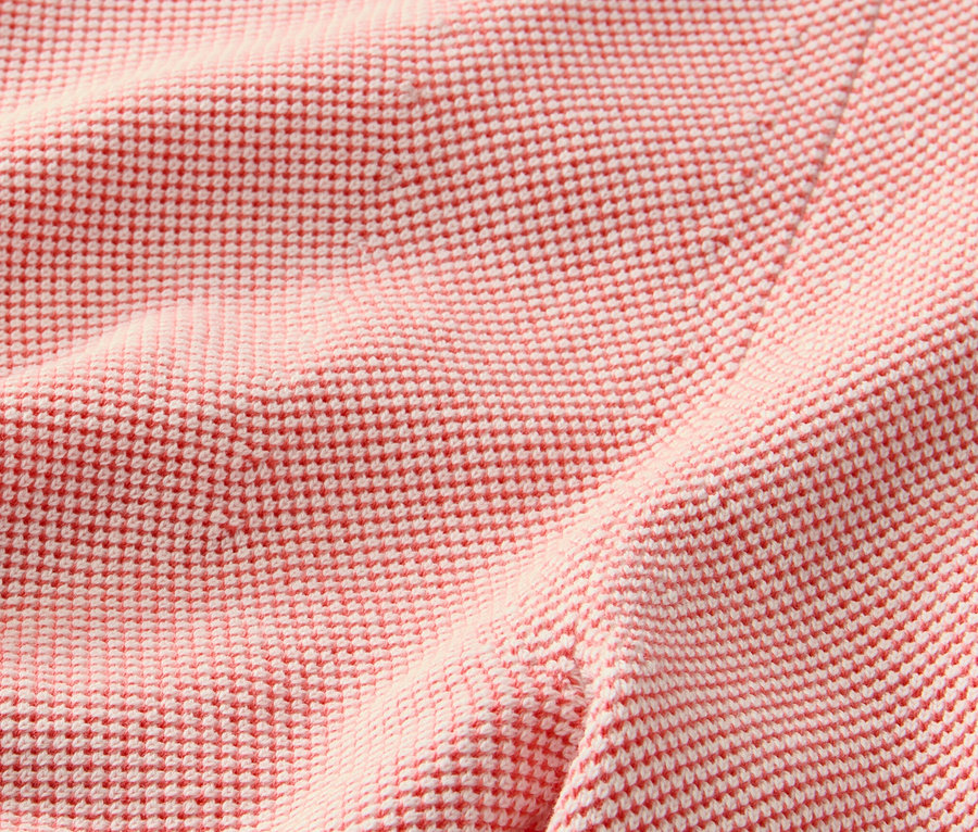 Örgü kazağın yakın çekim görüntüsü.