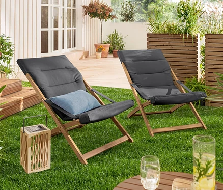 Çim üzerinde bir güneş enerjili fener ve iki adet antrasit katlanır relax sandalyesi bulunmaktadır.