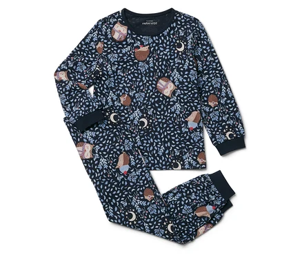 Koyu mavi zemin üzerine kirpi, ay ve yaprak baskılı pijama takımı.