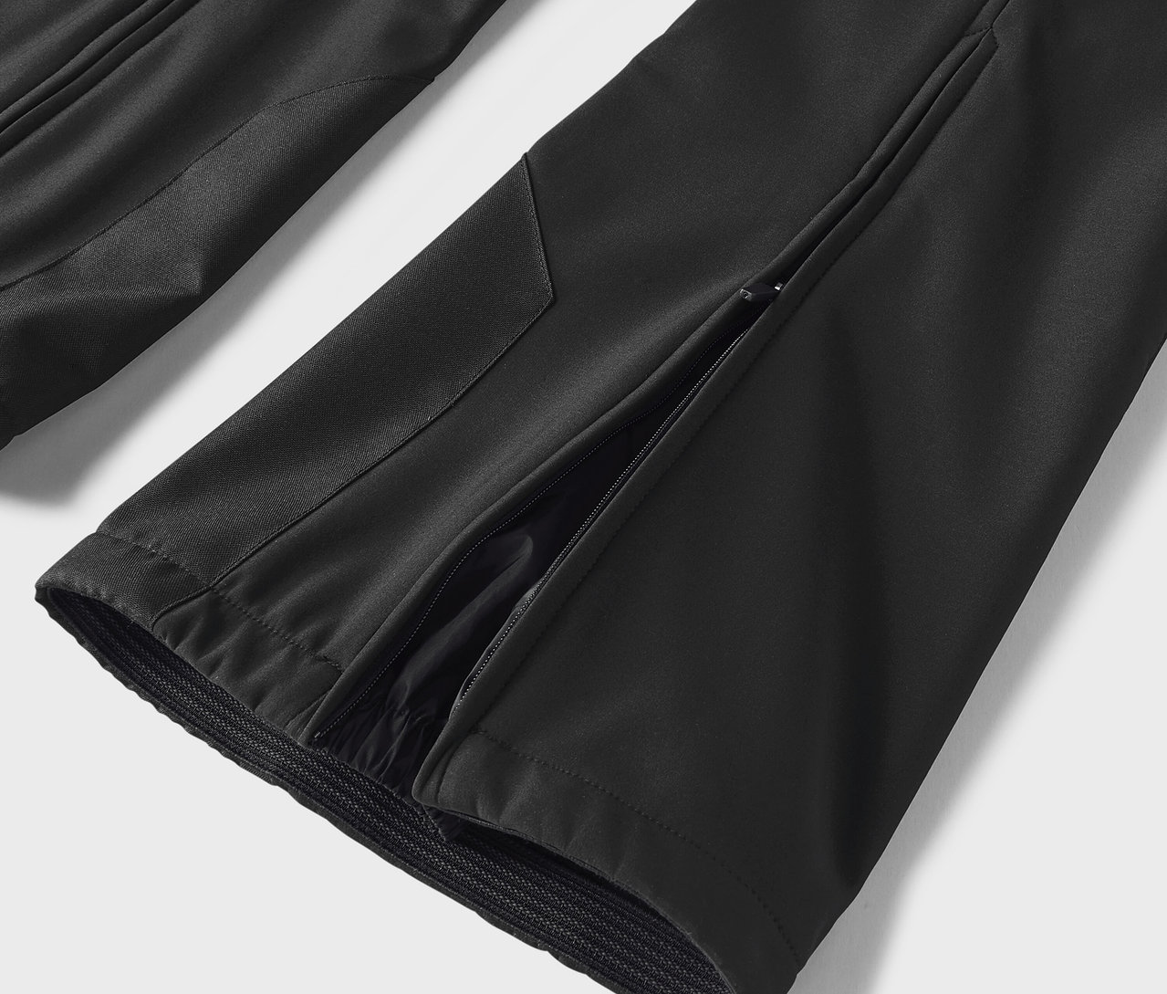 Yan yırtmaçlı siyah pantolon detayı.