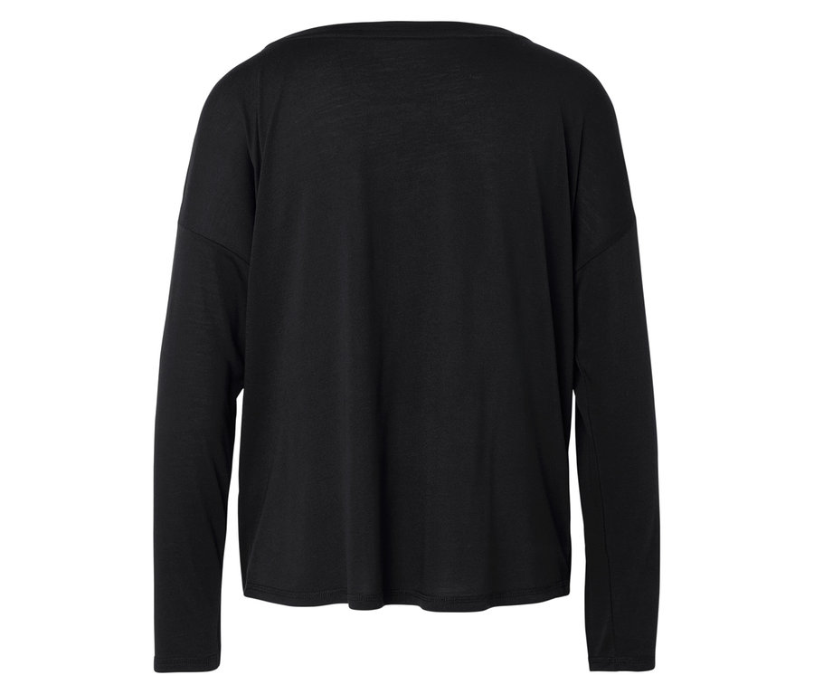 Beyaz arka planda siyah, uzun kollu tişört.