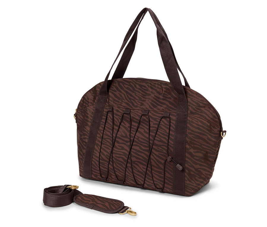 Zebra desenli kahverengi bir tote çanta, yanında çıkarılabilir bir omuz askısı ile beyaz bir zeminde duruyor.