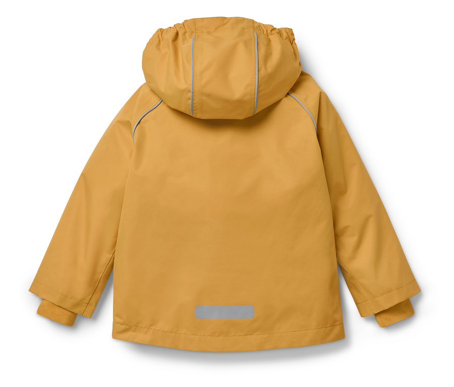 Kapüşonlu ve reflektörlü detaylara sahip hardal sarısı bir ceketin arka görünümü.