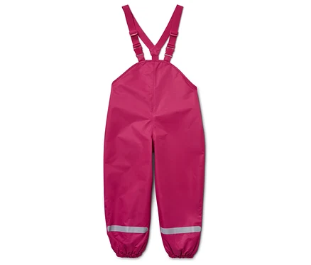Bacaklarında reflektörlü şeritler bulunan pembe çocuk tulumu.