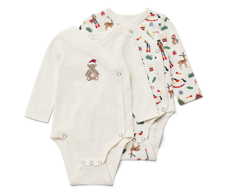 İki adet beyaz uzun kollu body. Birinde kırmızı şapkalı kahverengi bir oyuncak ayı, diğerinde Noel deseni var.
