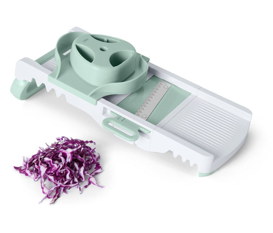 Doğranmış kırmızı lahana ile sebze dilimleyici.