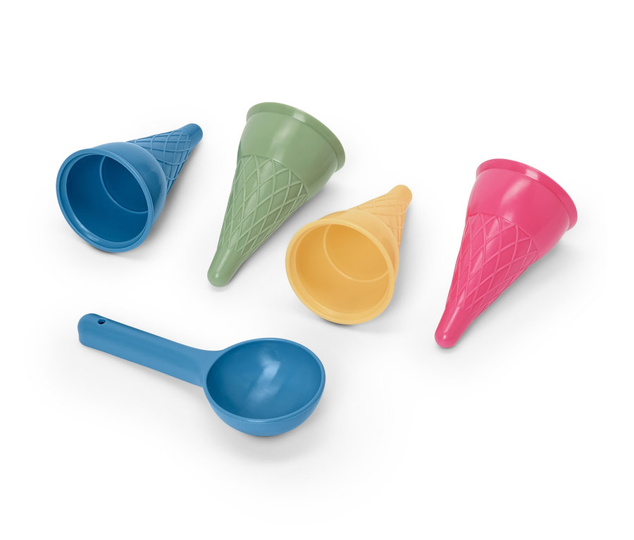 Dört adet dondurma şeklinde kum kalıbı ve mavi bir kürek.