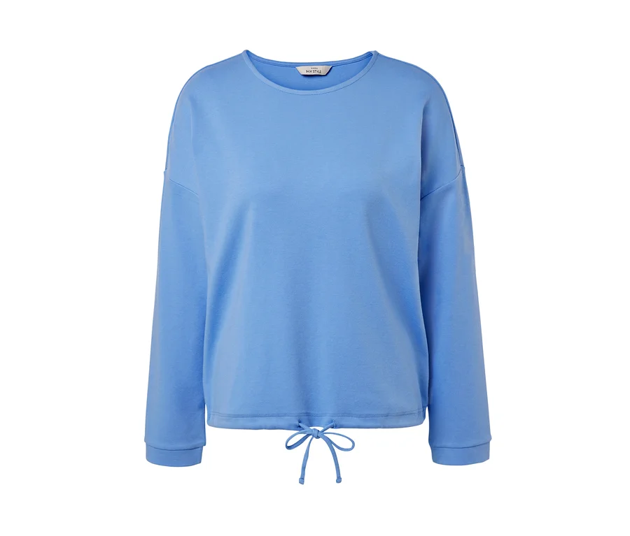 Etek ucunda büzgüsü olan, uzun kollu, açık mavi bir sweatshirt.