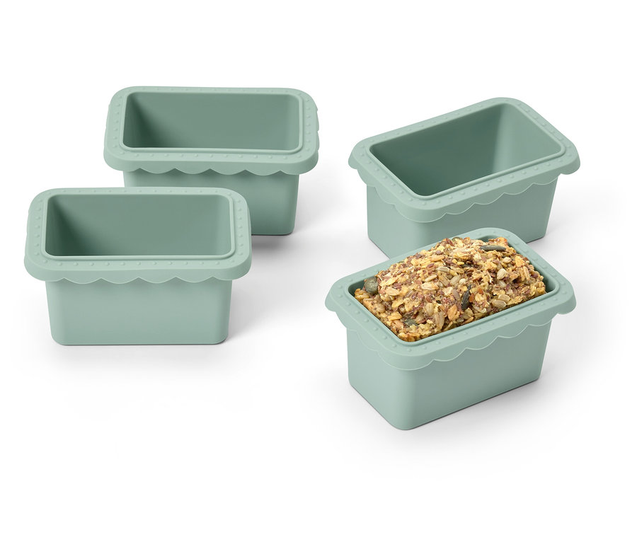 Dört adet yeşil silikon buz kalıbı, biri buz küpleriyle dolu.