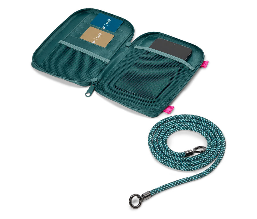Açık, koyu yeşil renkli telefon çantası, içinde iki kart, bir akıllı telefon ve mavi-yeşil örgülü bir kordon bulunuyor.