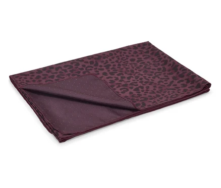 Bordo renkli, siyah leopar desenli havlu beyaz bir zeminde katlanmış halde duruyor.