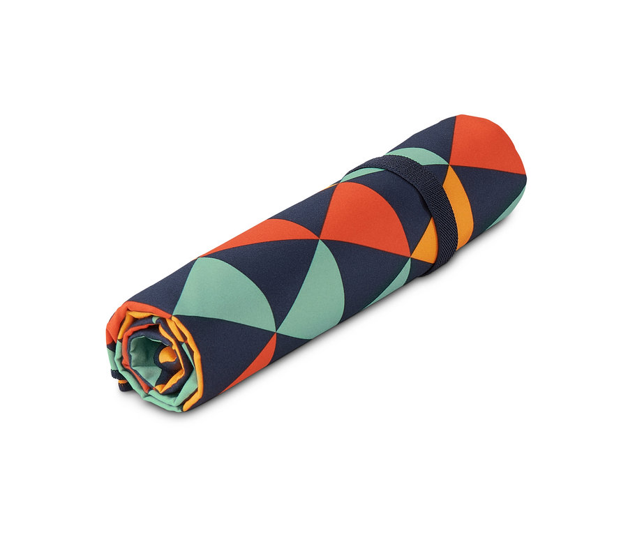 Çok renkli, yaklaşık 50 x 100 cm boyutlarında, rulo yapılmış bir outdoor el havlusu.