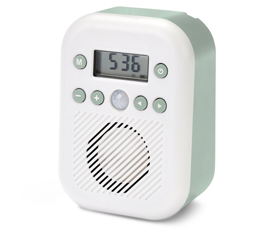 Zaman göstergesi olan beyaz banyo radyosu.