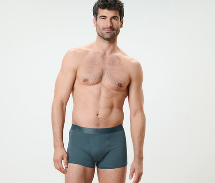 Adam ayakta duruyor ve 2 Adet Slip Boxer giyiyor.