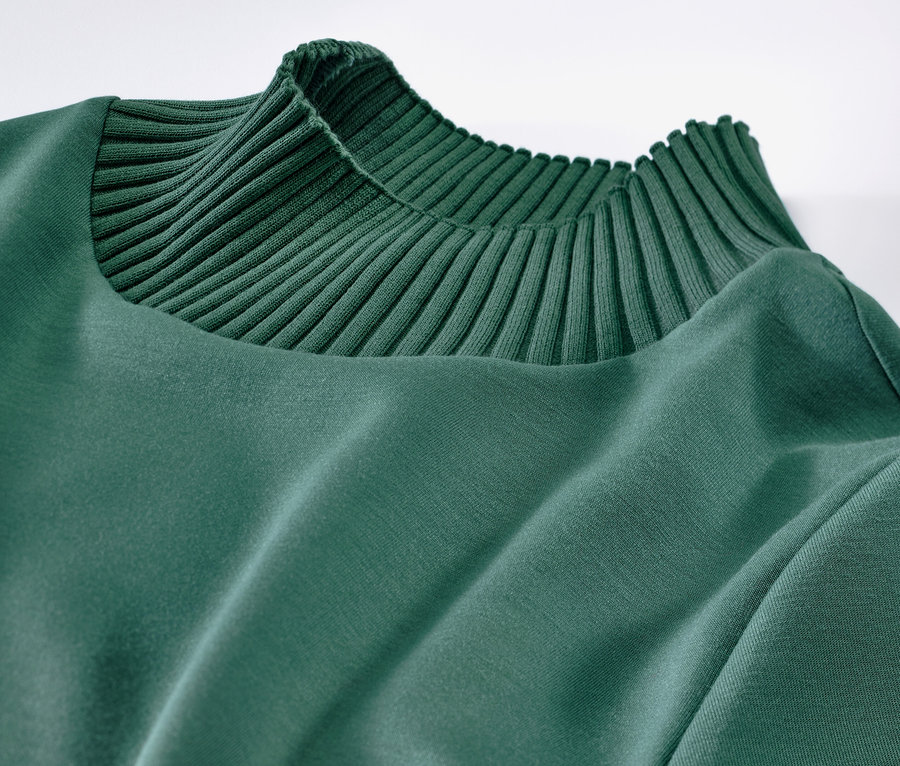 Yeşil yarım balıkçı yaka sweatshirt yakın çekim.