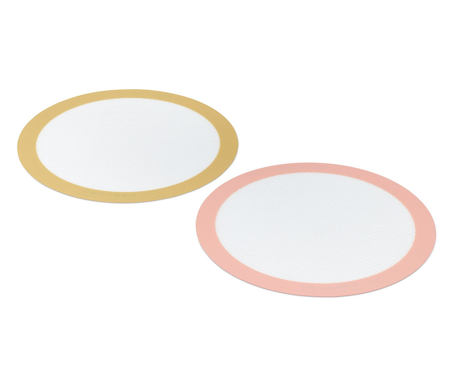 İki adet yuvarlak kalıcı fırın hasırı, biri altın renginde ve diğeri pembe.