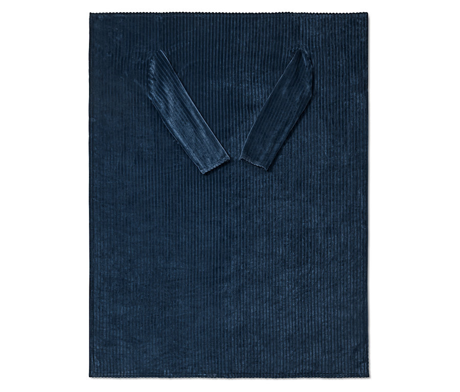 Düz bir şekilde serilmiş, lacivert, entegre kollu yumuşak bir battaniye.