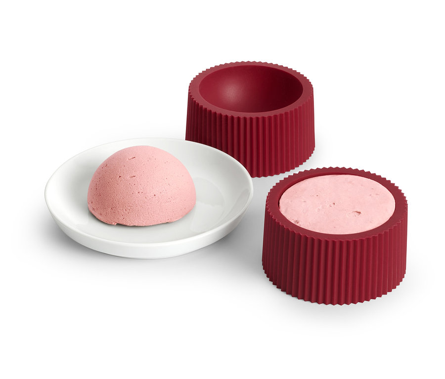 4 Adet Tatlı Kalıbı, tabakta pembe tatlı ile birlikte.