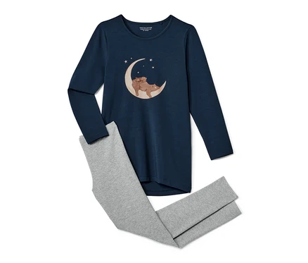 Ay üzerinde yatan ayıcık deseni ve gri taytı olan lacivert çocuk pijama takımı.