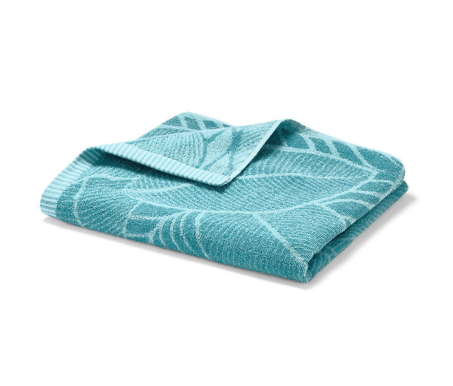 Deniz mavisi jakar banyo havlusu beyaz bir zeminde katlanmış halde duruyor.