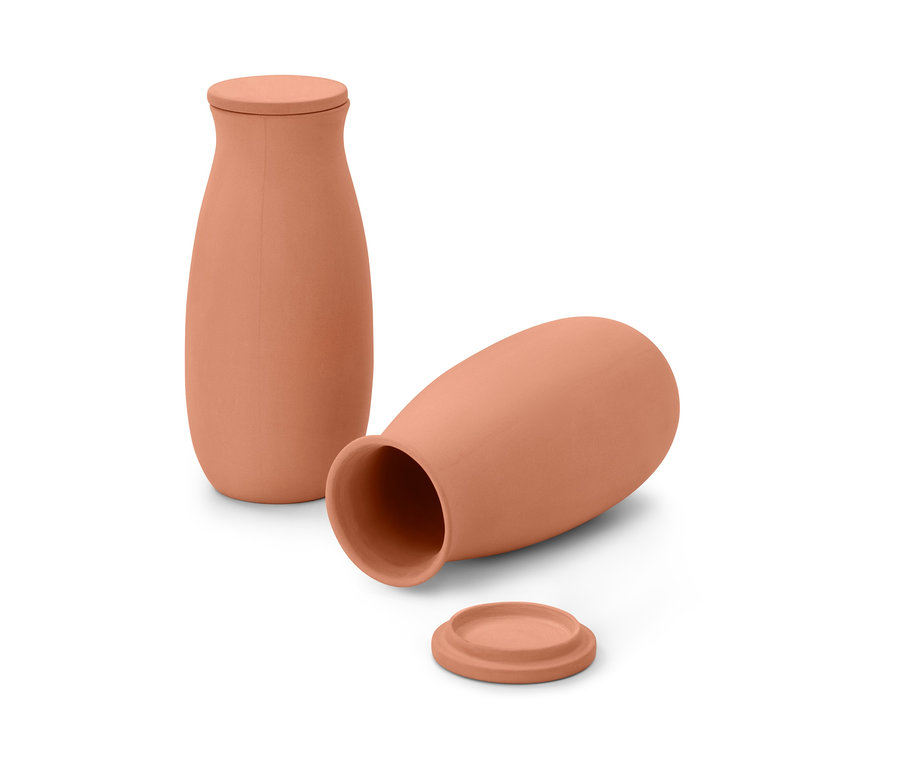 İki adet büyük kil sulama yardımcısı, biri ayakta, diğeri yanında kapağıyla birlikte yatıyor.