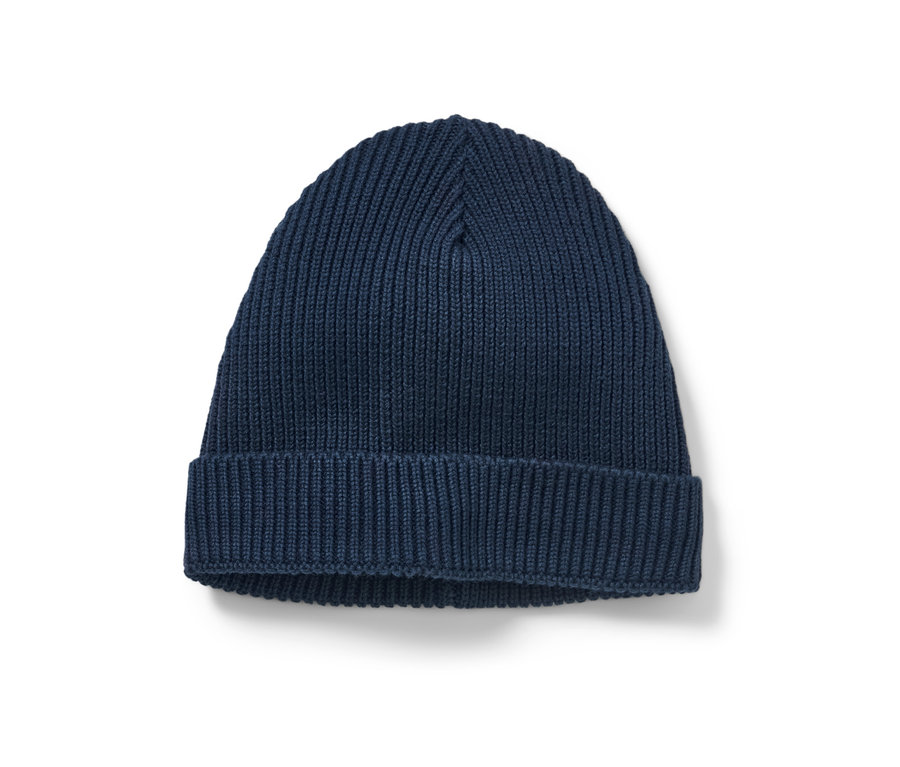 Mavi çocuk örgü bere.