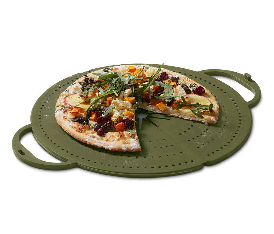 4'ü 1 Arada Yağ Sıçrama Koruyucusu üzerinde kesilmiş pizza. 