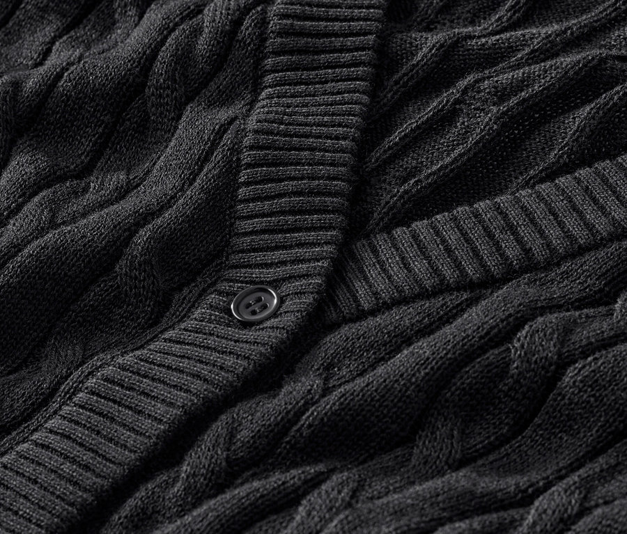 Saç örgüsü motifli siyah ince örgü hırkanın yakın çekimi