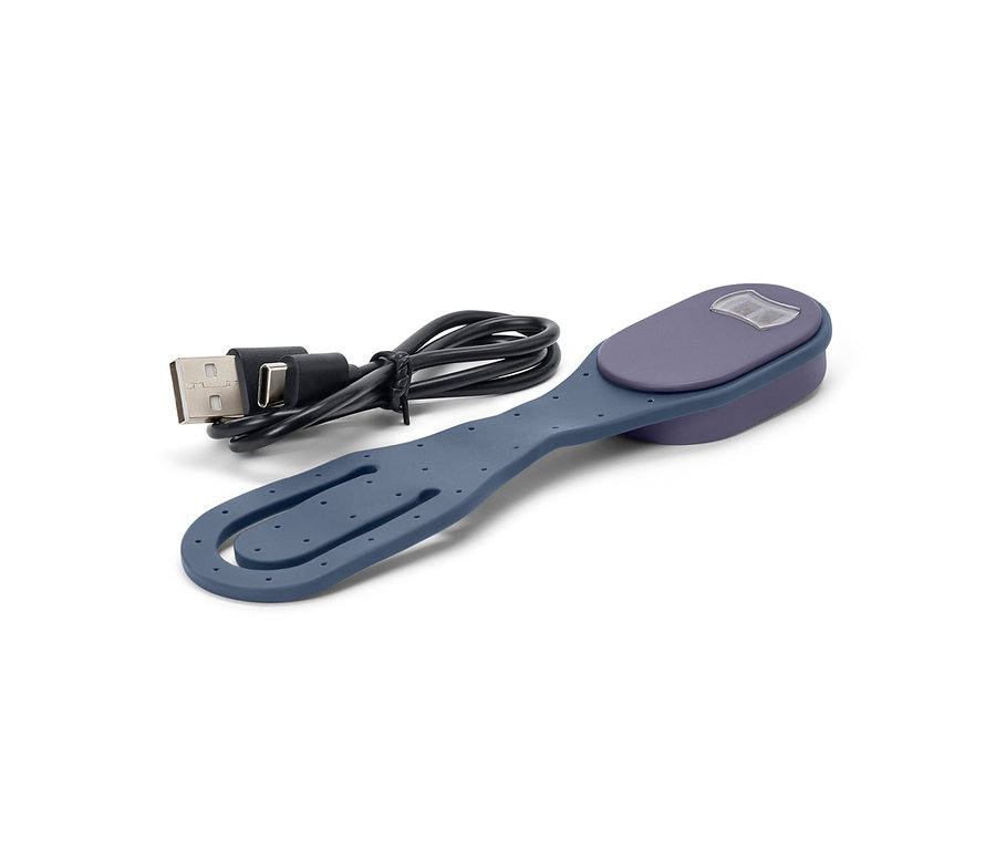 Beyaz arka planda şarjlı, mavi LED mini okuma lambası ve USB kablosu.