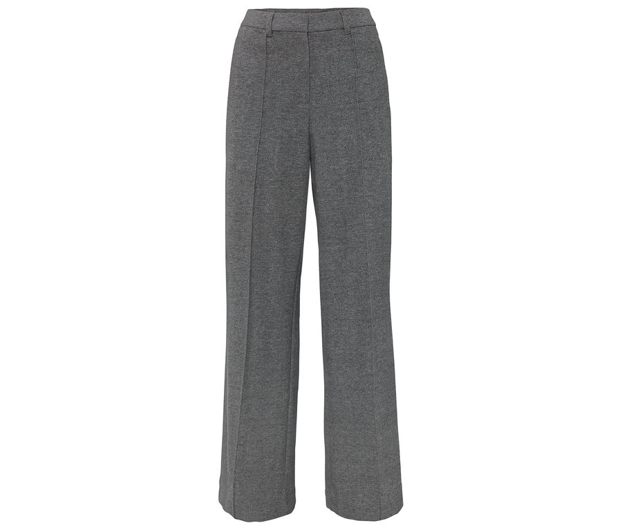 Önden görünen, geniş paçalı gri pantolon.