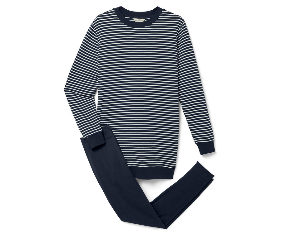 Beyaz arka planda çizgili, uzun kollu bir üst ve lacivert pantolon.