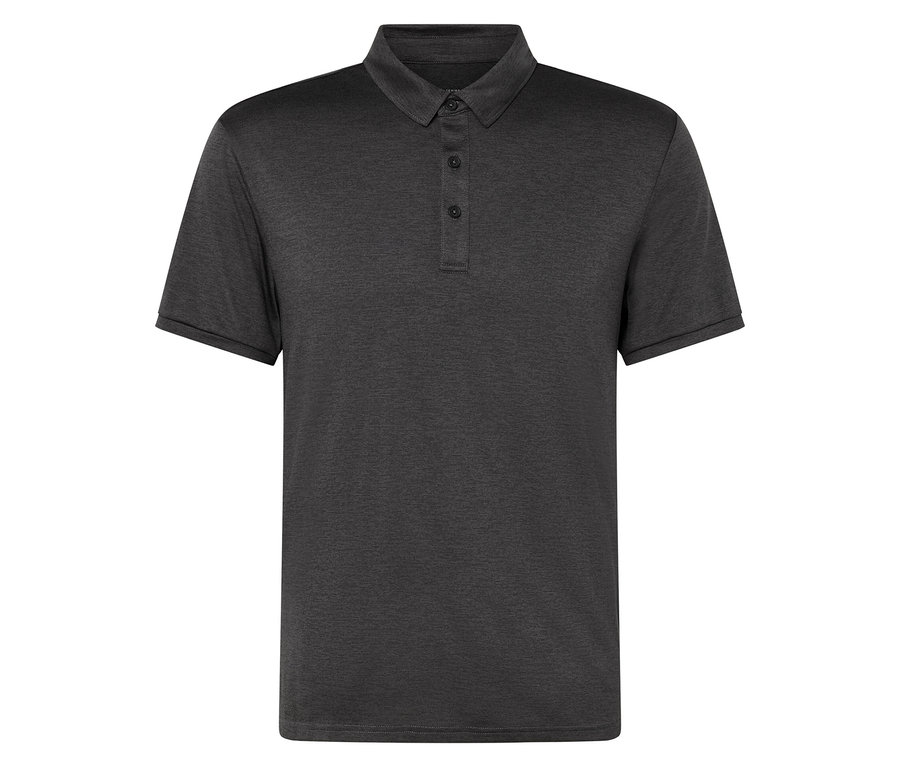 Antrasit fonksiyonel polo tişörtün yakın çekimi.