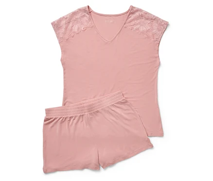 Pembe dantel kollu ve şortlu pijama takımı.