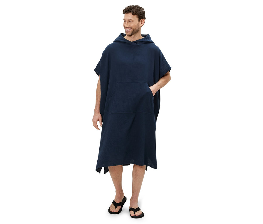 Adam Müslin Üst Değiştirme Pançosu ve parmak arası terlik giyiyor.