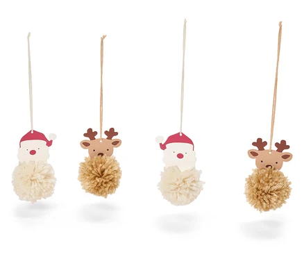Beyaz bir arka plan üzerinde asılı duran, ikisi Noel Baba ve ikisi ren geyiği motifli dört Noel süsü.
