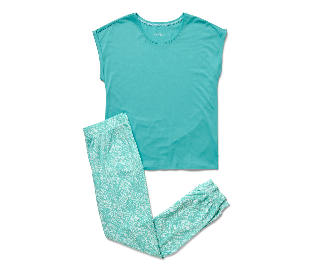 Turkuaz kısa üst ve desenli uzun pantolondan oluşan pijama takımı.