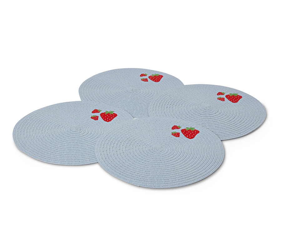 Çilek işlemeli dört açık mavi Amerikan servisi.