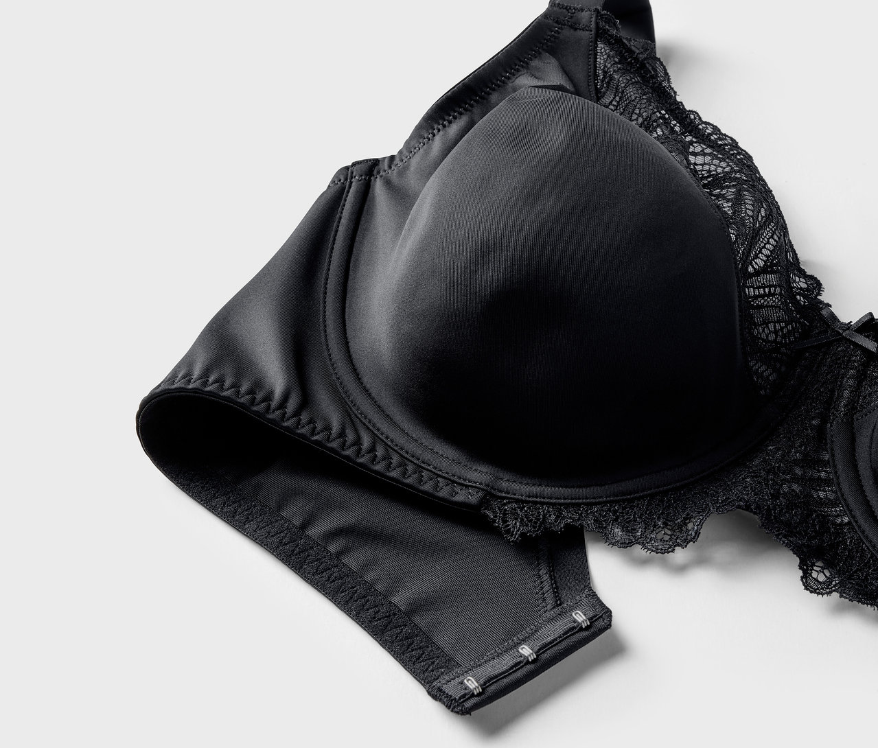 Dantelli siyah bir küçültücü sütyenin yakın çekim görüntüsü.