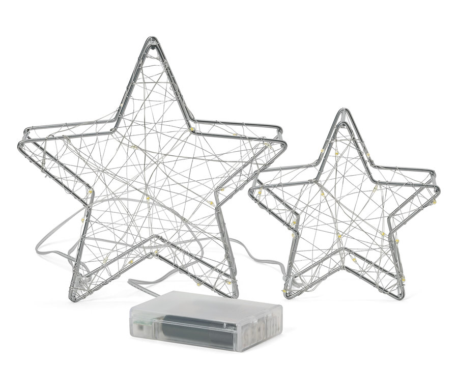 Beyaz bir arka plan üzerinde küçük ışıkları ve şeffaf bir pil kutusu olan iki gümüş tel yıldız.