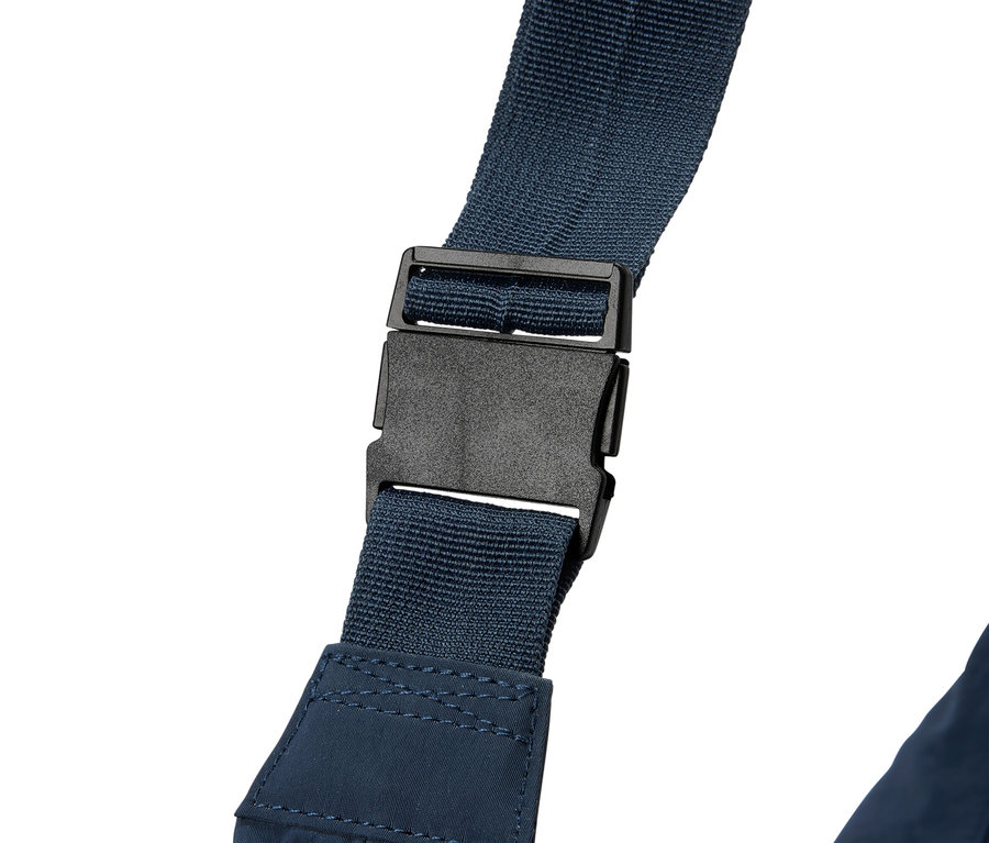 Beyaz bir arka plan üzerinde siyah tokalı lacivert bir kayışın yakın çekimi.