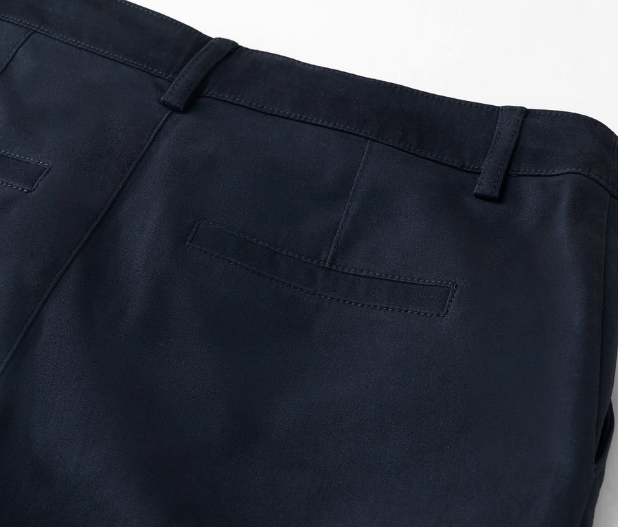 Lacivert pantolonun arka kısmının ve arka cebinin detay görünümü.