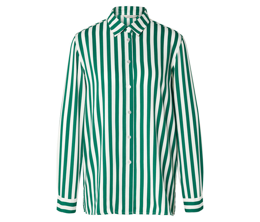 Beyaz bir arka planda dikey yeşil ve beyaz çizgili, uzun kollu bir gömlek görülüyor.