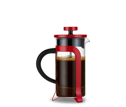 Kırmızı French press, 300 ml, 2 fincan kapasiteli, kahve ile dolu.