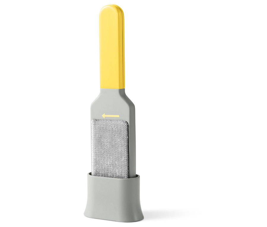 Sarı saplı ve gri kılıflı çift taraflı elbise fırçası.