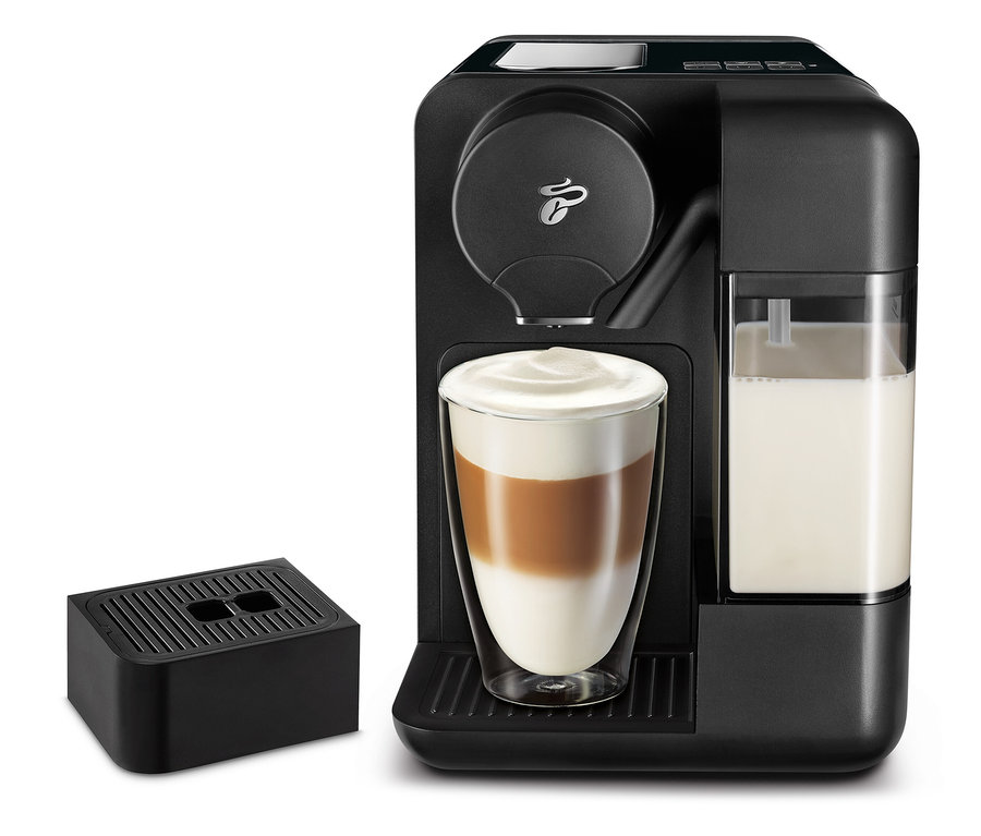 Siyah Cafissimo milk kahve makinesi, bardağında süt ile birlikte.