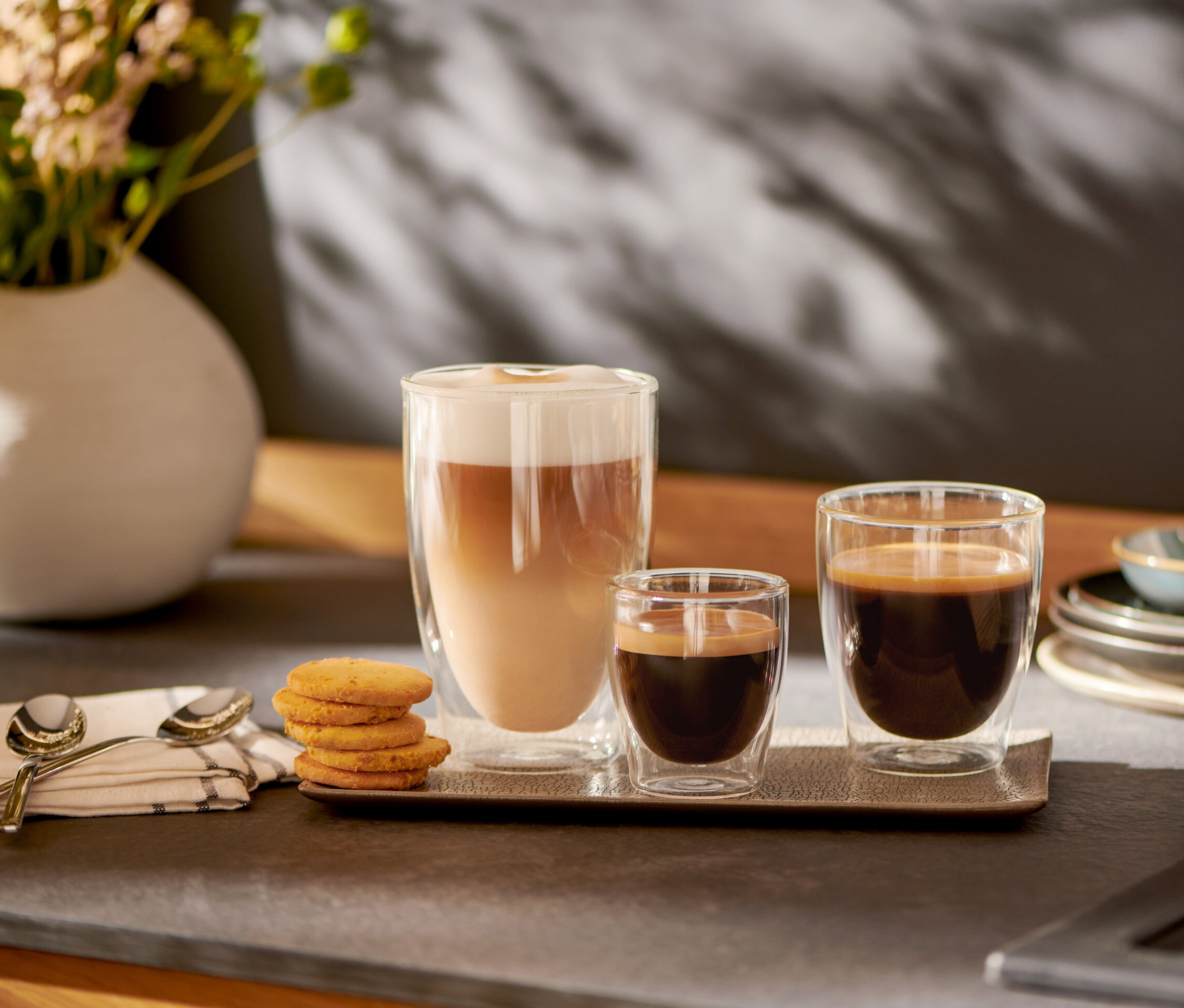 Bir tepside 2'li Caffè Crema Bardak ve 2 Adet Çift Cidarlı Espresso Bardağı duruyor.