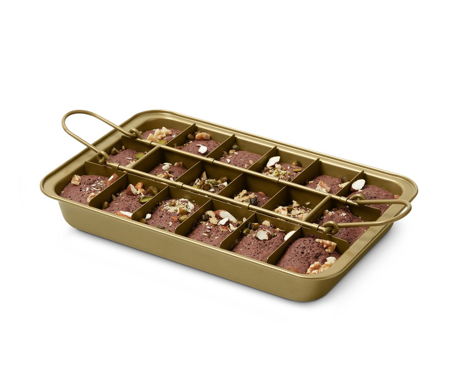 Saplı, hamurla dolu, üzeri fındık ve tohumlarla kaplı altın rengi Brownie Pişirme Kalıbı.