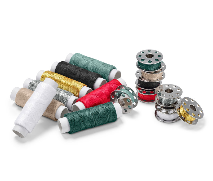 Farklı renklerde dikiş ipliği seti ve bobinler.